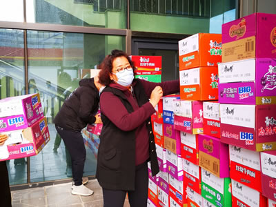 共同抗疫，溫暖同行，董事長(zhǎng)向七里河工商聯(lián)捐贈(zèng)物品